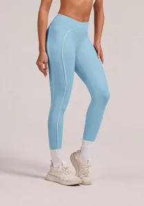 Detailansicht der hellblauen Yoga-Leggings mit weißen Kontrastpaspeln für Damen