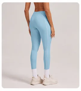 Detailansicht der hellblauen Yoga-Leggings mit weißer Kontrastpaspel