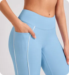 Detailaufnahme der seitlichen Tasche an der hellblauen Yoga-Hose mit Kontrastpaspeln