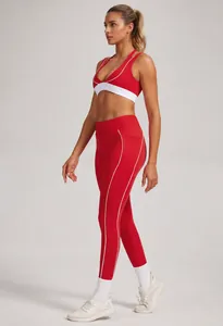 Ganzkörper-Seitenansicht eines roten Colorblock-Yoga-Sets mit Leggings auf Modell