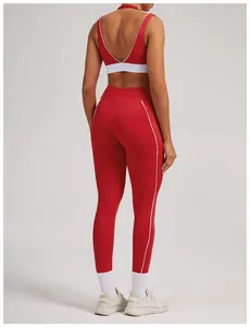 Rückansicht eines roten Yoga-Sets mit weißen Kontrastpfeifen an Sport-BH und Leggings