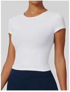 Dettaglio di una maglietta sportiva bianca slim fit a maniche corte per lo yoga