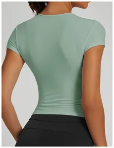 Vista posteriore di una t-shirt da yoga aderente verde salvia ad asciugatura rapida