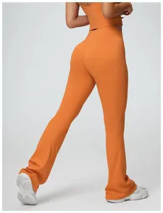 Vista dettagliata dei pantaloni da yoga a zampa arancioni a vita alta con effetto push-up.