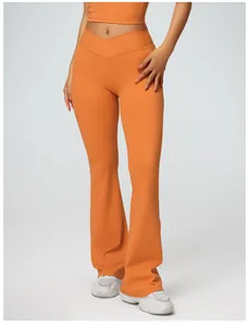 Vista frontale di pantaloni da yoga a zampa arancioni a vita alta con design a V incrociato.