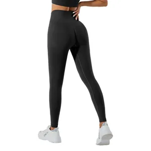 Pantaloni yoga neri senza cuciture a vita alta con effetto push-up glutei fitness.