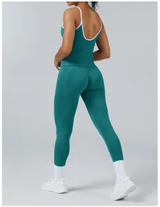 Vue arrière détaillée d'un débardeur de yoga sans couture avec bordure blanche