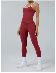 Ensemble de yoga rouge foncé sans couture avec débardeur et legging de sport assorti.