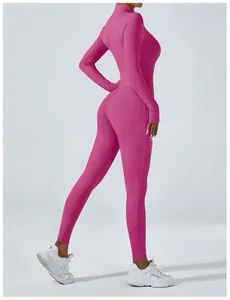 Vue latérale détaillée d'une combinaison de yoga rose à manches longues pour le fitness