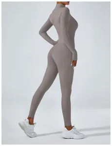 Combinaison de yoga une pièce à manches longues taupe avec un col montant ajusté.