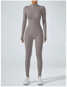 Vue détaillée montrant la texture sans couture de cette combinaison de yoga grise zippée