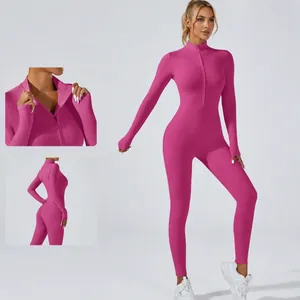 Combinaison de yoga une pièce à manches longues avec col montant et demi-zip.