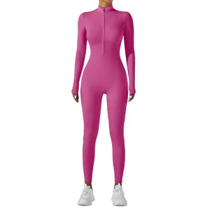Combinaison de yoga fuchsia à manches longues avec fermeture éclair pour le fitness.