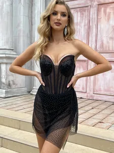 Gros plan sur la robe de soirée en maille noire avec sequins et bustier