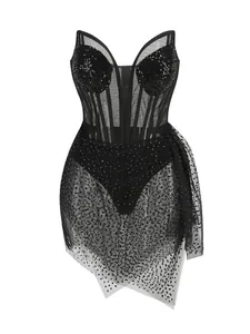 Vue détaillée d'une robe de soirée sexy en maille noire avec strass et ourlet irrégulier