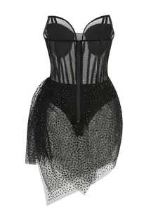 Détail de robe corset en maille noire avec ourlet irrégulier et détails en strass