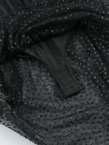 Détail de la robe en maille transparente noire avec pois en strass et body intérieur