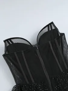 Vue détaillée de la robe en maille noire avec fermeture éclair et strass brillants