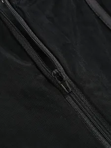 Gros plan détaillé sur la fermeture éclair noire d'une robe sexy en tissu résille
