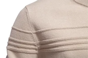 Primo piano su spalla e trama a maglia di un maglione beige da uomo a girocollo