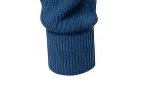 Vista dettagliata del polsino elastico a coste di un maglione da uomo in maglia blu navy
