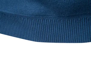 Dettaglio ravvicinato di un maglione da uomo in maglia blu con bordo a costine fini