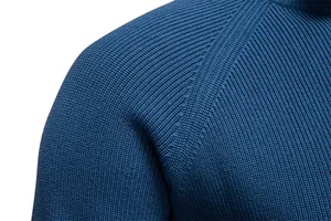 Primo piano dettagliato della trama in maglia a coste blu di alta qualità di un maglione invernale
