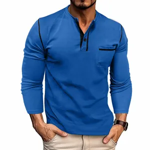 Dettaglio di una t-shirt blu da uomo in cotone piqué ad asciugatura rapida con scollo Henley