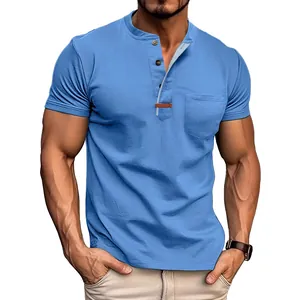 Detailansicht des hellblauen Herren Henley-Kurzarmshirts mit Brusttasche