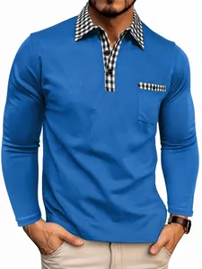 Détail d'un polo bleu à manches longues avec col à carreaux et détail de poche poitrine