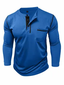 Dettaglio di una maglia Henley blu a maniche lunghe da uomo con tasca sul petto