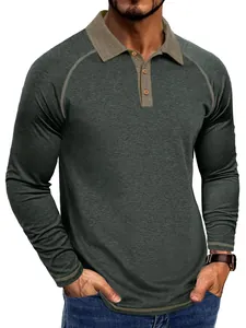Vue détaillée d'un polo pour hommes à manches longues avec manches raglan et col beige.