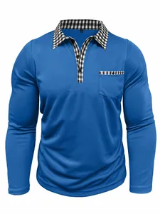 Détail du polo bleu à manches longues avec col et bordure de poche à carreaux