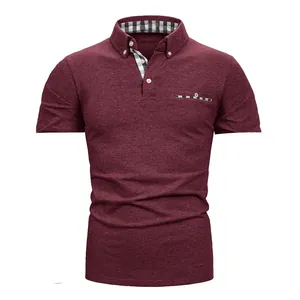 Vista frontale di una classica polo bordeaux da uomo con elegante dettaglio del colletto
