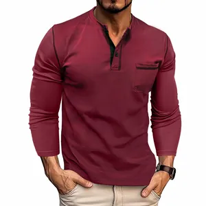 Dettaglio della maglietta bordeaux a maniche lunghe in cotone piqué da uomo con collo Henley.