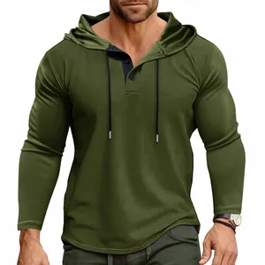 Dettaglio della felpa sportiva da uomo verde oliva con cappuccio, bottoni e coulisse.