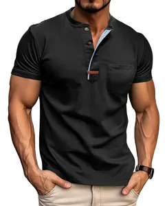 Nahaufnahme eines schwarzen Henley Kurzarm-Poloshirts mit praktischer Brusttasche.