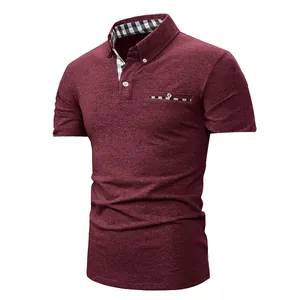 Vista frontale dettagliata di una polo da uomo rosso bordeaux con colletto e taschino a scacchi