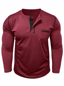 Primo piano di una maglia Henley bordeaux in cotone piqué con dettagli neri a contrasto.