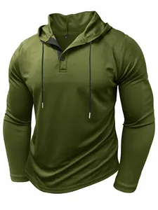 Primo piano di felpa verde oliva ad asciugatura rapida con scollo henley e coulisse