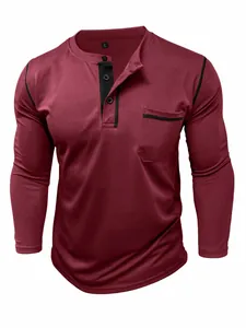 Dettaglio maglia Henley uomo maniche lunghe colore bordeaux con taschino nero