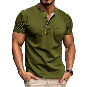 Nahaufnahme des olivgrünen Vintage-Henley-Shirts für Herren mit Brusttasche und Knopfkragen