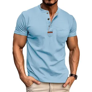Detailansicht eines hellblauen Retro-Henley-Shirts für Herren mit Brusttasche und Knopfkragen.