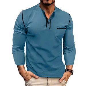 Vista dettagliata della maglia Henley da uomo blu a maniche lunghe in cotone piqué