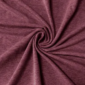 Primo piano del morbido tessuto in maglia bordeaux che mostra texture e trama fine