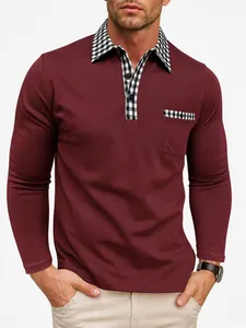 Détail d'un polo bordeaux à manches longues pour hommes avec col et poche à carreaux