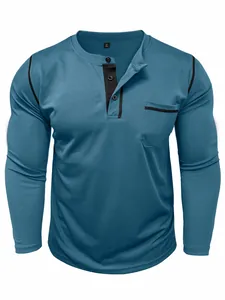 Dettaglio del tessuto piqué e del colletto Henley della maglia blu a maniche lunghe uomo