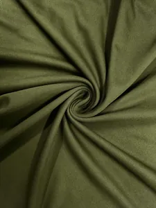 Primo piano della trama del tessuto a rete traspirante verde oliva per t-shirt da uomo