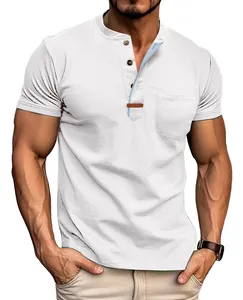 Detail des weißen Herren-Henley-Shirts mit Retro-Knopfleiste und Brusttasche