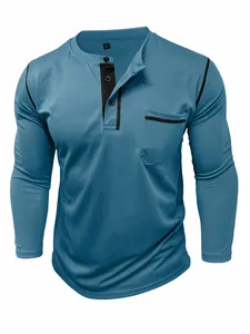 Vista dettagliata della maglia Henley a maniche lunghe in cotone piqué blu da uomo con tasca.